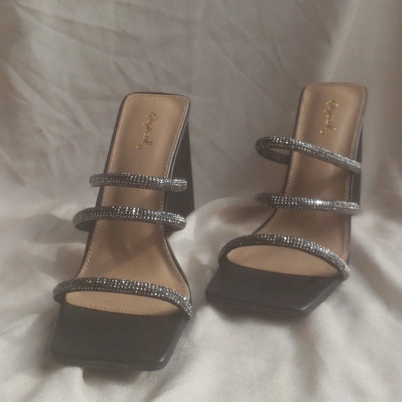 🚨FEW PAIRS LEFT// Black strappy block heel - Picture 7 of 9